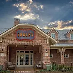 Stylish City Escape - Unwind And Explore In The Heart Of Downtown!