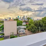 The Posh Haus - Downtown - Grb - King Bed