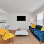 Modern 2 Bedroom Apt In Montrose, Self Check-In