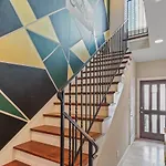 Stay In Style - Mins To Downtown - 5 Beds With Balcony