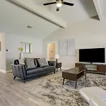 Cheerful 3 Bedroom Home In A Quiet Neighborhood.