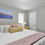 Heirs Living : Amethyst - Near Downtown . Medical Centers . 3 Tvs . Pet Friendly . Kind Beds