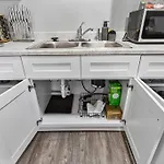 Heirs Living : Amethyst - Near Downtown . Medical Centers . 3 Tvs . Pet Friendly . Kind Beds