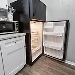 Heirs Living : Amethyst - Near Downtown . Medical Centers . 3 Tvs . Pet Friendly . Kind Beds