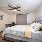 Lovely Comfort Uptown Condo For Houston Trip.