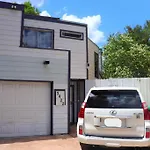 2 Bdr With Workspace & Patio In Montrose