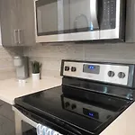 Modern Urban Oasis With Private Parking In Downtown Houston