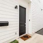 Chic Urban Living Minutes From I-45 And I-610 #A