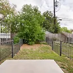 Chic Urban Living Minutes From I-45 And I-610 #A