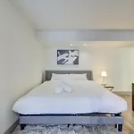 Lux Suite /King Bed /Free Parking/Pool/First Floor