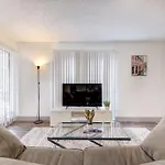 Lux Suite /King Bed /Free Parking/Pool/First Floor