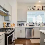 Cozy Downtown Modern Townhome