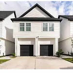 Urban Chic Living Minutes To I-45 And I-610 #B