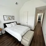 Urban Chic Living Minutes To I-45 And I-610 #B