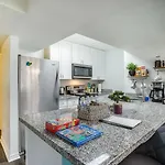 Lovely Comfort Uptown Condo For Houston Trip.