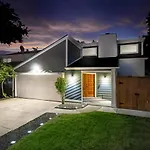 Open Airy Custom Designed Home - 2Kings - Sleeps 14