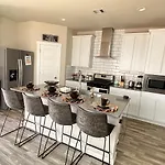 Luxurious 3 Bed Room Home Near Medical Center
