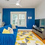 East Downtown Private Restored Historic Apartment_