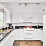Stunning Private Room In Town Home