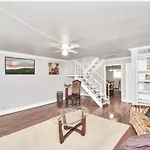 Stunning Private Room In Town Home