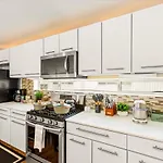 Luxe 3 Story Townhome With Downtown View Near Nrg Stadium Centrally Located Walkable To Popular Restaurants