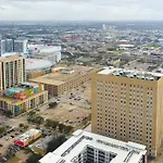 Downtown Houston Gem: Parking Pool Wifi Sleeps 4