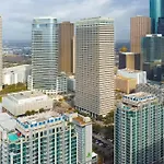 Downtown Houston Gem: Parking Pool Wifi Sleeps 4