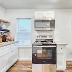 Cozy 1 Bed 1 Bath, Centrally Located, Self-Check-In