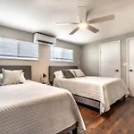 Roomy Urban Apartment Montrose! Free Parking #9