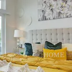 Luxury Living Downtown Houston Kingbed.