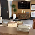 Luxe Mid-Downtown Apartment