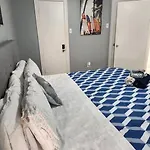 Blue Shark *E2* @ Midtown 1Br King Suite
