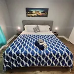 Blue Shark *E2* @ Midtown 1Br King Suite