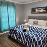 Blue Shark *E2* @ Midtown 1Br King Suite