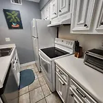 Blue Shark *E2* @ Midtown 1Br King Suite