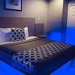 Island Suites Hobby Airport