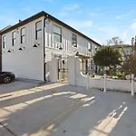 Rodeo Escape: Sleeps 8, Parking, Wi-Fi, Free Gym