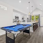 Modern Retreat I Dtown 15 Min Sleeps 12 Parking 4