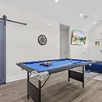 Modern Retreat I Dtown 15 Min Sleeps 12 Parking 4