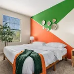 Modish King Bed W/ Pool & Gym