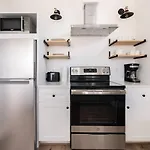 Chic Euro Retreat - 5 Mins To Downtown - King Bed