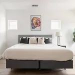 Chic Euro Retreat - 5 Mins To Downtown - King Bed