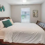Cozy Two Bedroom Home Minutes From Downtown!