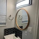 Cozy 1 Bed Close To Downtown
