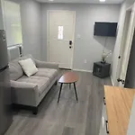 Cozy 1 Bed Close To Downtown