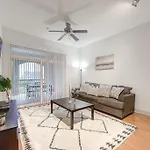 Chic 1Br Near Nrg With Pool Wifi Freeparking