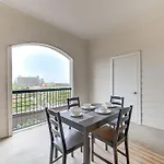Chic 1Br Near Nrg With Pool Wifi Freeparking