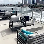 Luxe Mid-Downtown Apartment