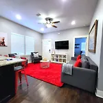 Vibrant Vacation Escape With Fast Wifi And King Bed Close To Downtown Houston!