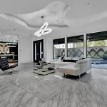Lovely 4Bd House W Pool, Hot Tub And Free Parking